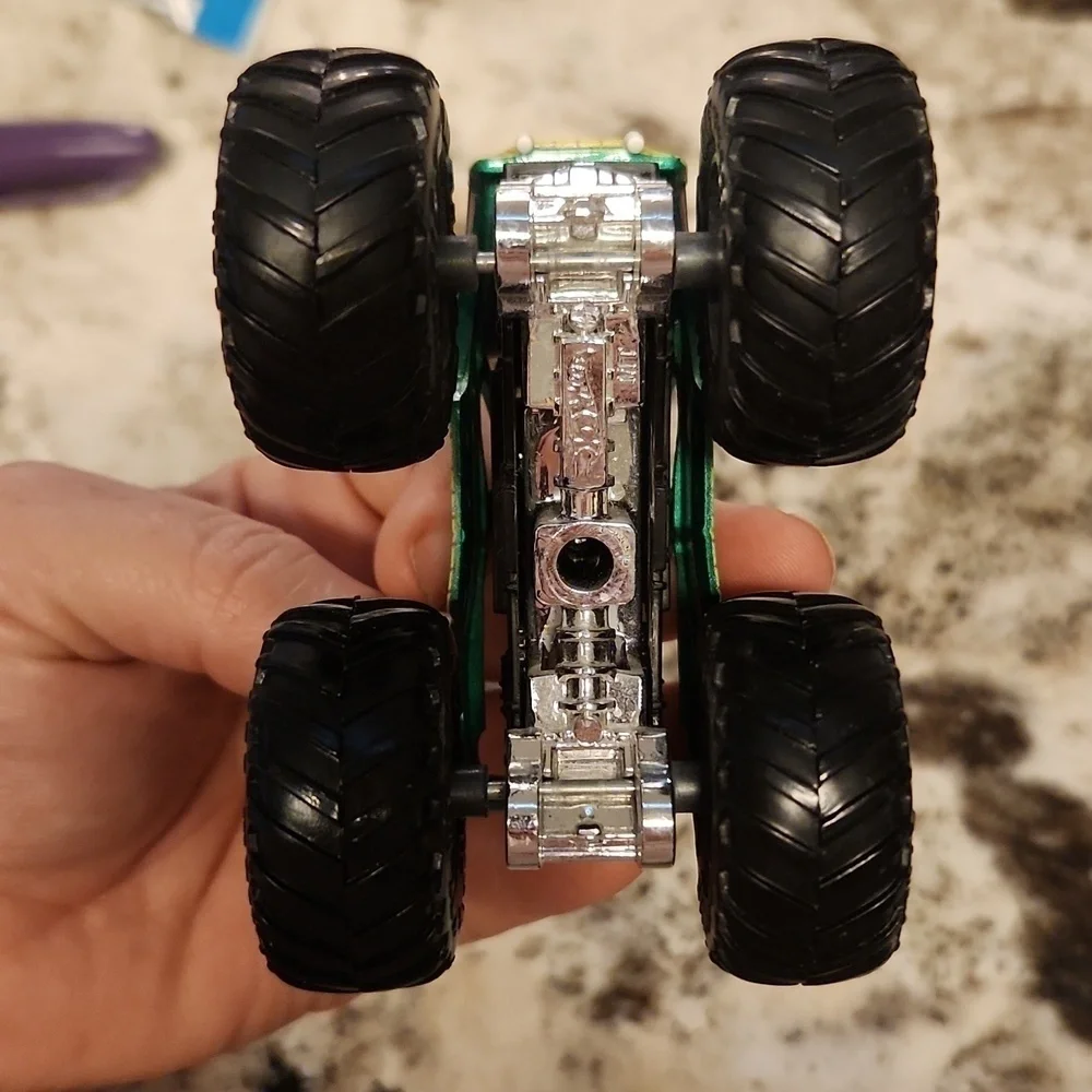 Hot Wheels Monster Trucks Fan Favorites Snake Bite 1:64 scale